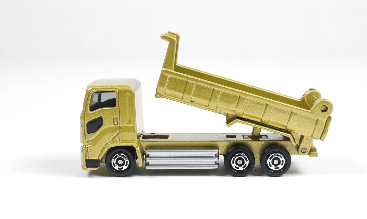 Tomica 859864 Isuzu Giga Dump Truck 2 Tomica 859864 Isuzu Giga Dump Truck - Image 2
