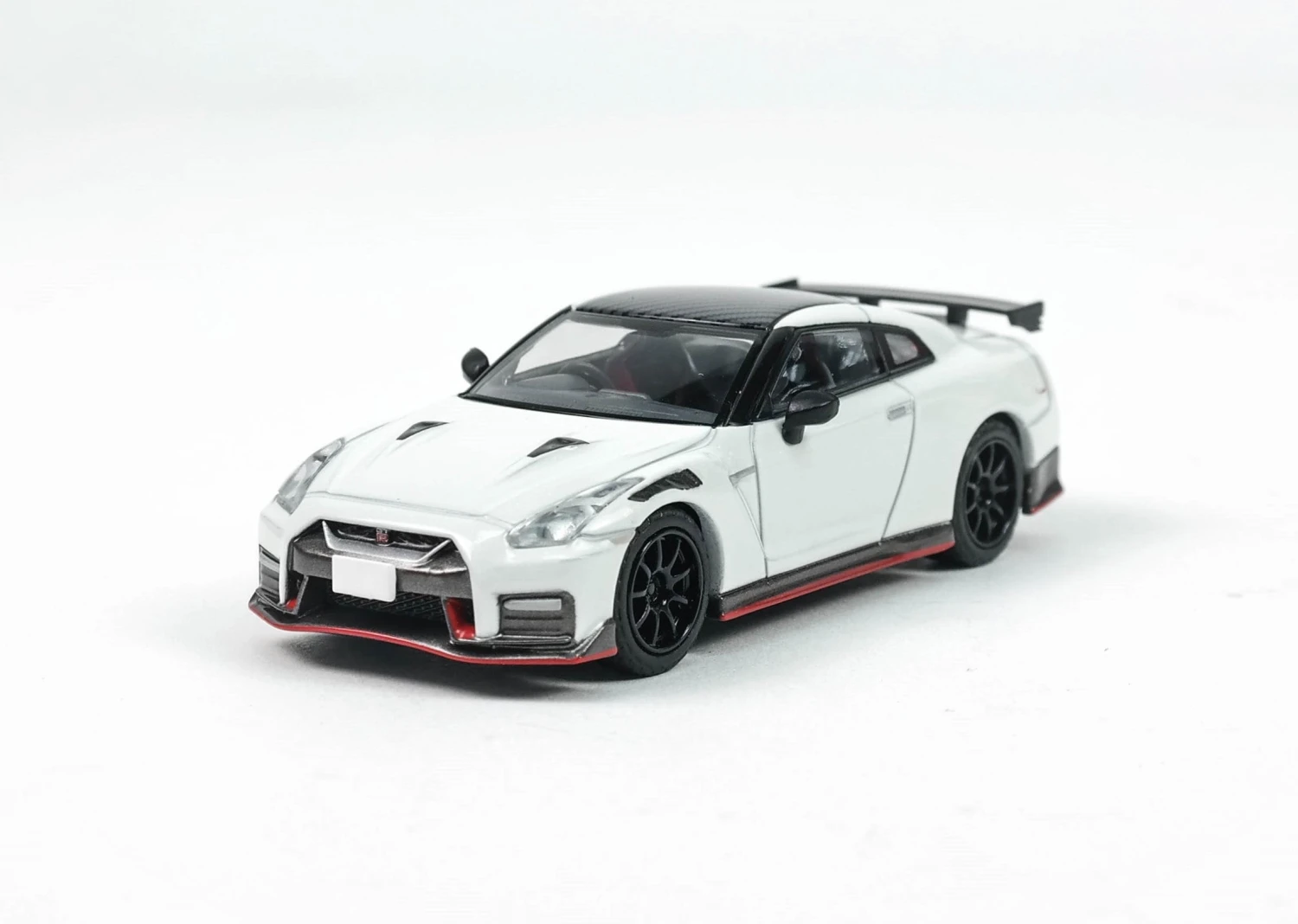 LV-N217A Nissan GT-R Nismo 2020 White 1 LV-N217A Nissan GT-R Nismo 2020 White