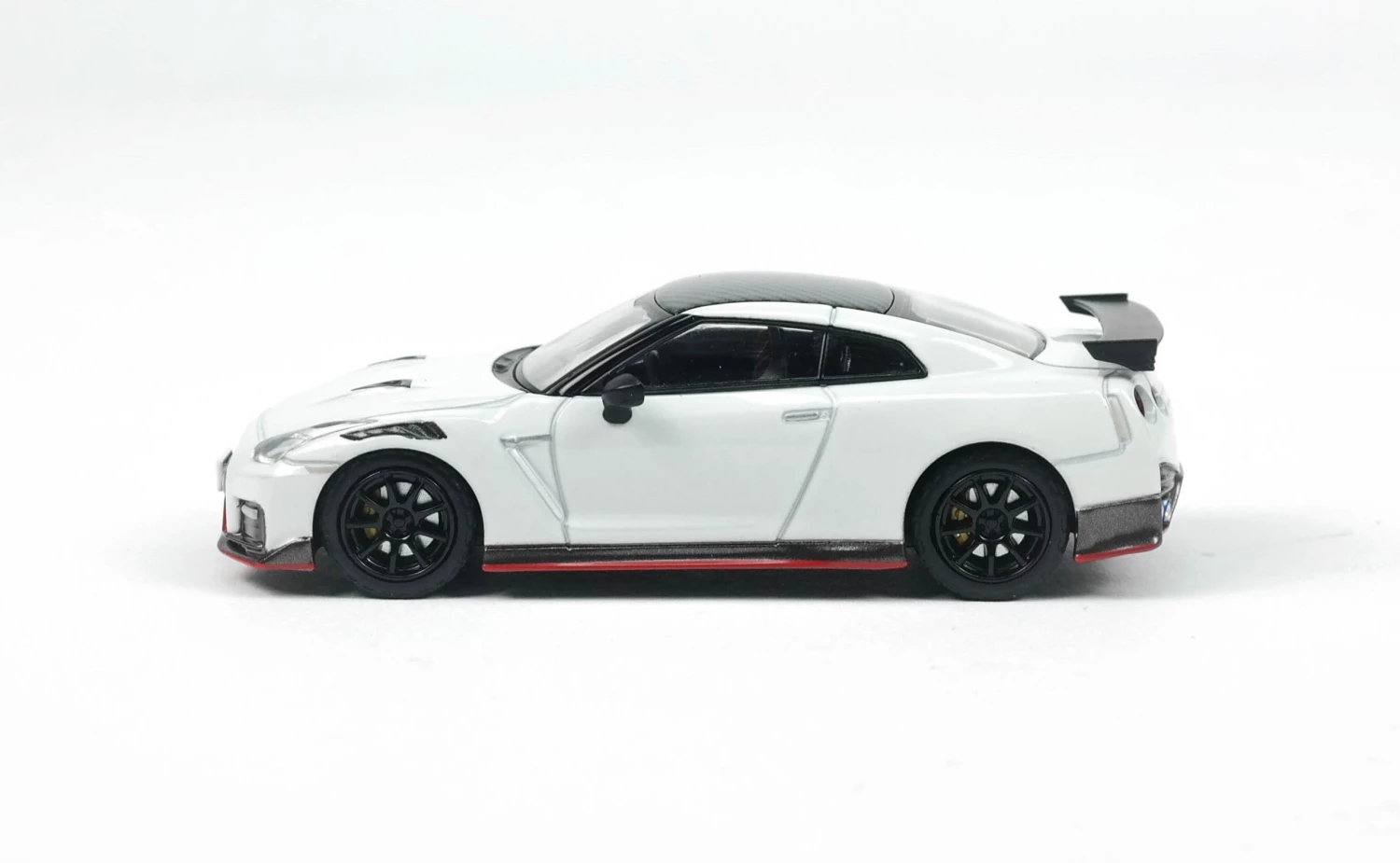 LV-N217A Nissan GT-R Nismo 2020 White 3 LV-N217A Nissan GT-R Nismo 2020 White - Image 3